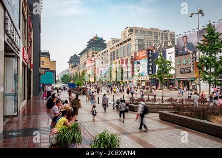 Gli amanti dello shopping a Wangfujing Walking Street, la via dello shopping più famosa e prospera di Pechino, capitale della Cina. Foto Stock