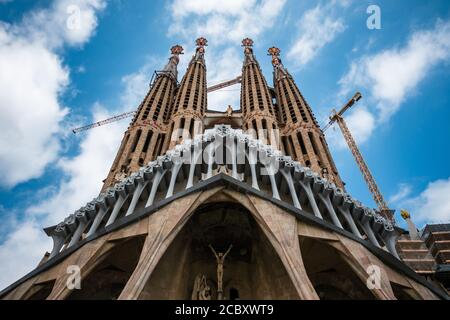 Barcellona, Spagna - 21 agosto 2017: Punto di riferimento architettonico della Cattedrale della Sagrada Familia, una grande chiesa cattolica romana progettata da Antoni Gaudi a Barcel Foto Stock