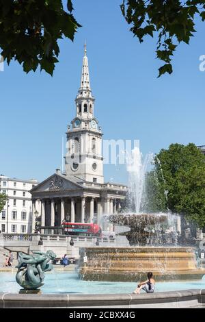 Fontana e Chiesa di St Martin-in-the-Fields, Trafalgar Square, City of Westminster, Greater London, England, Regno Unito Foto Stock