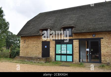 Non cosa ti aspetteresti a Milton Keynes? Il Milton Keynes Art Centre è ospitato in un edificio rustico con tetto in paglia. Foto Stock