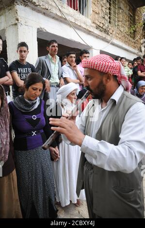 Un tradizionale musicista maschile Yezidi che suona un flauto (rene) che si esibisce durante il festival religioso annuale di Yezidis a Lalish nel nord dell'Iraq. Foto Stock