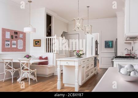 Pink and White Kitchen and Bar and Den Foto Stock