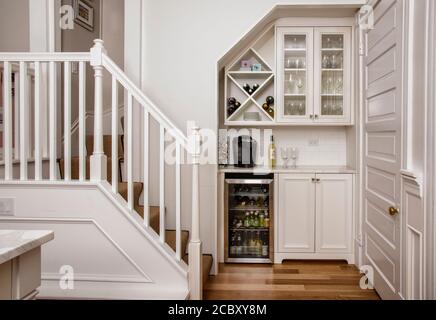 Pink and White Kitchen and Bar and Den Foto Stock