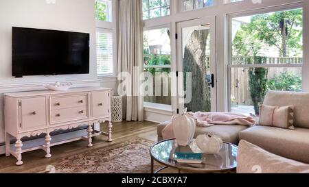 Pink and White Kitchen and Bar and Den Foto Stock