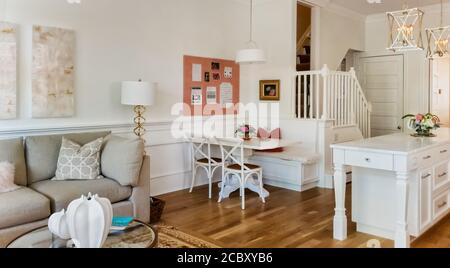 Pink and White Kitchen and Bar and Den Foto Stock