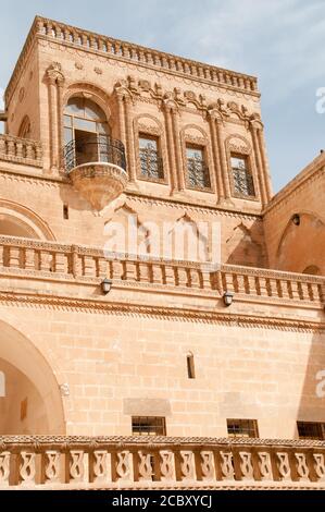 L'esterno di un antico palazzo in pietra e di una guest house nell'antica città cristiana di Midyat, nella regione orientale dell'Anatolia, nella Turchia sudorientale. Foto Stock