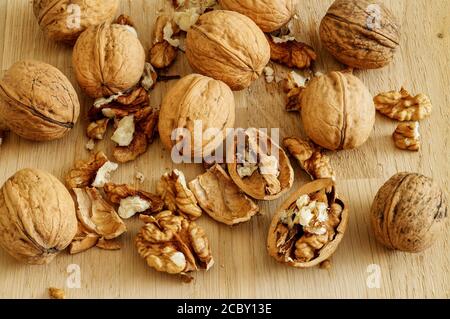 noci mature, in guscio e cracked, frutta, semi, isolati, rughe, macro, guscio Foto Stock