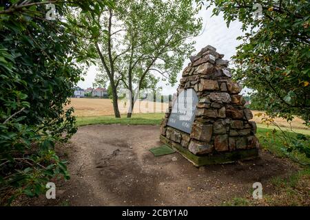 Praga, Repubblica Ceca. 15 agosto 2020. Cairn Battaglia della montagna Bianca vicino alla casa estiva di Hvezda, Praga, Repubblica Ceca, 15 agosto 2020. La battaglia, combattuta l'8 novembre 1620, segnò la fine del periodo boemo della Guerra dei Trent'anni e influenzò decisamente il destino delle terre ceche per i prossimi 300 anni. Le sue conseguenze cambiarono drasticamente il paesaggio religioso delle terre ceche dopo due secoli di dominio protestante. Il cattolicesimo romano mantenne la maggioranza nelle terre ceche fino alla fine del XX secolo. Credit: Ondrej Hajek/CTK Photo/Alamy Live News Foto Stock