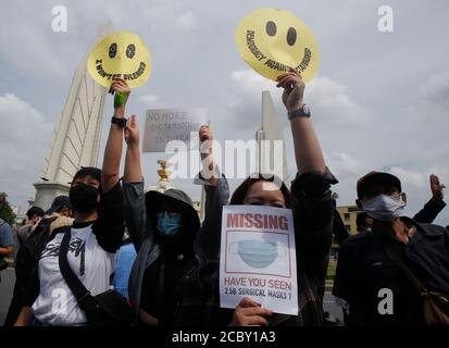 I manifestanti tengono cartelli durante la manifestazione al Democracy Monument.i manifestanti scesero per le strade chiedendo le dimissioni del govt tailandese e lo scioglimento del parlamento, sfidando il divieto dei incoronavirus sui grandi incontri. Foto Stock