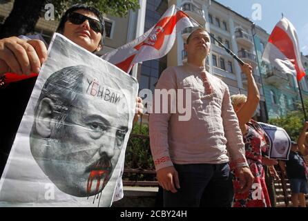 Durante la manifestazione, una donna ha un cartello raffigurante il presidente bielorusso, Alexander Lukashenko, che dice: "Vai via!". Cittadini bielorussi che vivono in Ucraina e attivisti hanno partecipato a un raduno chiamato "Marca per la Bielorussia libera" che protestava contro il rigging delle elezioni presidenziali bielorusse. Foto Stock