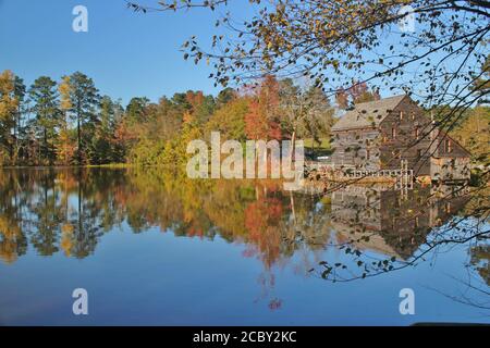 Storico, e restaurato Yates Mill mulino a Raleigh, NC Foto Stock