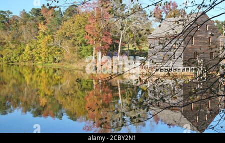 Storico, e restaurato Yates Mill mulino a Raleigh, NC Foto Stock