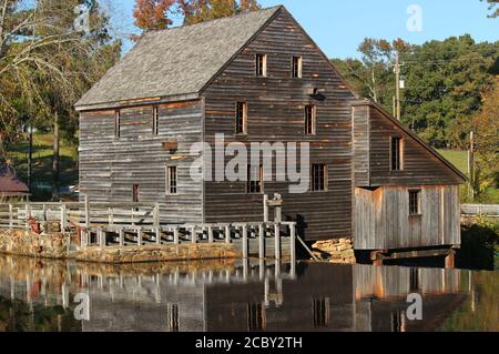 Storico, e restaurato Yates Mill mulino a Raleigh, NC Foto Stock