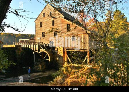 Storico, e restaurato Yates Mill mulino a Raleigh, NC Foto Stock