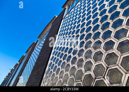 Piastrelle di vetro esagonali sulla facciata del mercato di pollame di Smithfield, Farringdon, Londra, Regno Unito Foto Stock