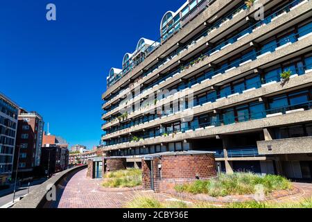 John trundle Court presso la brutalista Barbican Estate, Londra, Regno Unito Foto Stock