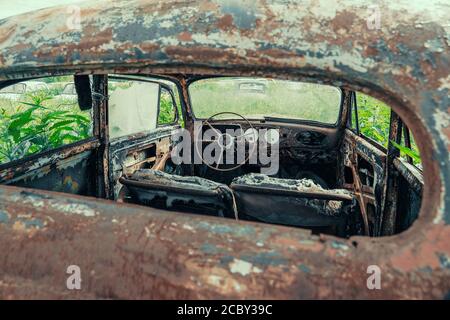 Vecchio retro arrugginito vista dell'auto abbandonata all'interno. Foto Stock