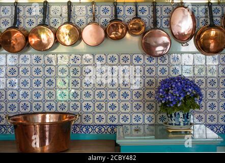 Kitchen in Monet's house at Giverny, France Foto Stock