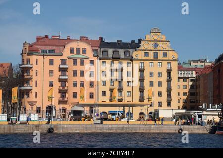 Stoccolma, Svezia - Aprile 21 2019: La vista di un edificio tipico sul lungomare di Kungsholmen in una giornata di sole il 21 2019 aprile a Stoccolma, Svezia. Foto Stock