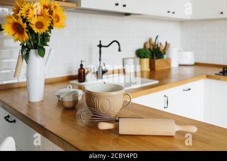 belle mensole bianche con utensili da cucina su una parete bianca  testurizzata. interno cucina in tonalità bianche. vista frontale. cucina  ecologicamente pulita Foto stock - Alamy