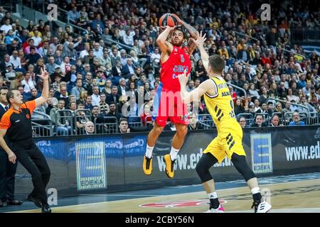 Berlino, Germania, 25 ottobre 2019: Il giocatore di basket Mike James in azione durante la partita di basket Eurolega tra Alba Berlin e CSKA Moscow Foto Stock