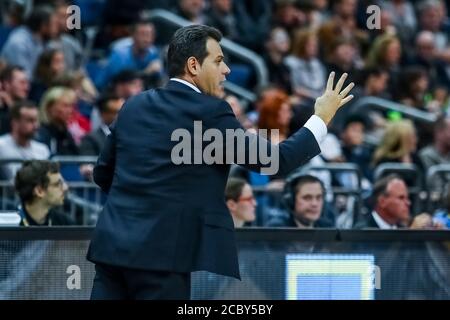 Berlino, Germania, 25 ottobre 2019: Dejan Radonjic capo allenatore di CSKA Mosca durante la partita di basket Eurolega Alba Berlin vs CSKA Mosca Foto Stock