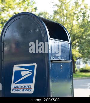 Berks County, Pennsylvania- 14 agosto 2020: Casella postale USPS su strada suburbana in Pennsylvania Foto Stock