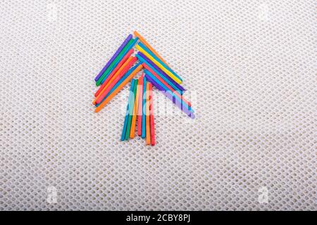 albero fatto di piccola stıcks colorata su tessuto Foto Stock
