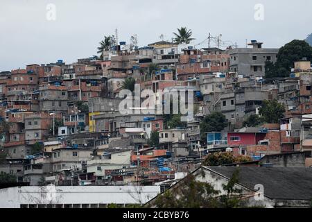 Rio, Brasile - 16 agosto 2020: Residenze nella povera comunità della città in un giorno nuvoloso Foto Stock