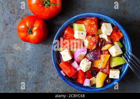 Insalata greca in un recipiente Foto Stock