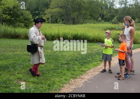 Un docente in costume istruisce i visitatori del Fort necessity National Battlefield, Farmington, Pennsylvania, USA Foto Stock