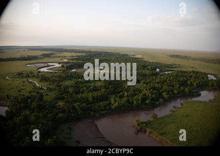 Stupende vedute aeree durante un giro in mongolfiera di Serengeti durante un safari avventura in Africa Foto Stock