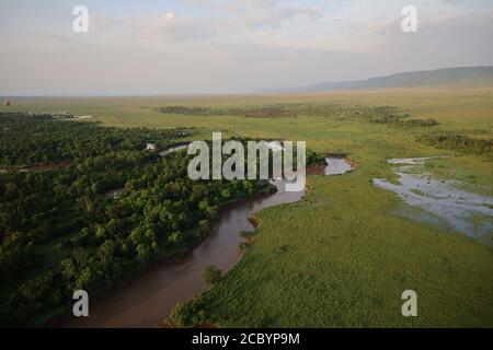 Stupende vedute aeree durante un giro in mongolfiera di Serengeti durante un safari avventura in Africa Foto Stock