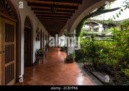 Il patio e il cortile dell'Hotel Santo Tomas a Chichicastenango, Guatemala. L'hotel è decorato con motivi religiosi cattolici e ne ha molti Foto Stock