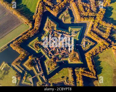 Vista aerea del villaggio di fortificazione di Bourtange. Questo è uno storico a forma di stella fort nella provincia di Groninga visto dal di sopra in colori autunnali Foto Stock