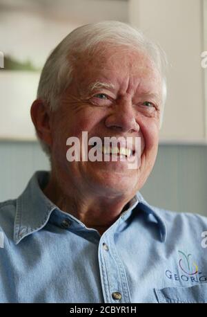 Plains, Georgia, Stati Uniti. 19 Settembre 2003. 19/9/03. Il presidente Jimmy carter nella sua casa a Plains, Georgia, che ha occupato con la moglie Rosalind da prima del suo ruolo di governatore dello stato Georgia e poi di presidente degli Stati Uniti. Foto Ralph Lauer. Credit: Ralph Lauer/ZUMA Wire/Alamy Live News Foto Stock