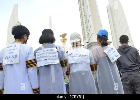 Bangkok, Thailandia. 16 agosto 2020. Messaggi dimostrati dai manifestanti in un rally anti-governativo al Democracy Monument Bangkok, Thailandia, domenica, 16 agosto 2020. (Foto di Teera Noisakran/Pacific Press/Sipa USA) Credit: Sipa USA/Alamy Live News Foto Stock