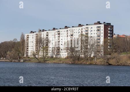 Stoccolma, Svezia - Aprile 21 2019: La vista di un edificio tipico sul lungomare di Kungsholmen in una giornata di sole il 21 2019 aprile a Stoccolma, Svezia. Foto Stock