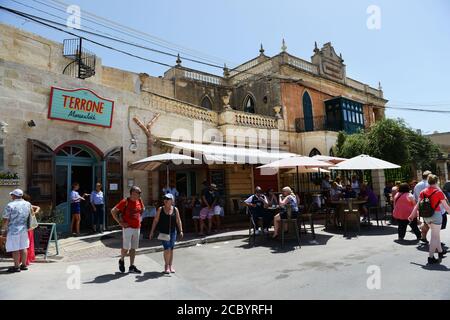 Turista esplorare la città di Marsaxlokk, Malta. Foto Stock