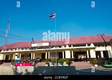 Ayutthaya, Thailandia - Apr 11 2018: Stazione ferroviaria di Ayutthaya in Ayutthaya, Thailandia. La ferrovia di Stato della Thailandia ha 4041km di 1000mm metro binario n Foto Stock