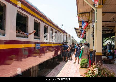 Ayutthaya, Thailandia - Apr 11 2018: Stazione ferroviaria di Ayutthaya in Ayutthaya, Thailandia. La ferrovia di Stato della Thailandia ha 4041km di 1000mm metro binario n Foto Stock