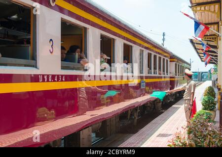 Ayutthaya, Thailandia - Apr 11 2018: Stazione ferroviaria di Ayutthaya in Ayutthaya, Thailandia. La ferrovia di Stato della Thailandia ha 4041km di 1000mm metro binario n Foto Stock