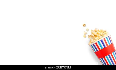 Tazze di carta capovolte con deliziosi popcorn su sfondo bianco con spazio per il testo. Concetto di intrattenimento e cinema. Gustosi e deliziosi Foto Stock