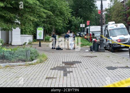 New York, NY - 16 agosto 2020: Gli ufficiali dell'unità di scena del crimine di NYPD hanno visto vicino Prospect Park a Brooklyn dove sono avvenute le sparatorie mortali Foto Stock