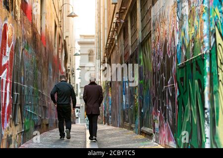 MELBOURNE, AUSTRALIA - LUGLIO 29: Due uomini camminano lungo uno dei famosi vicoli di Melbourne durante il COVID 19 il 29 Luglio 2020 a Melbourne, Australia. Come su Foto Stock