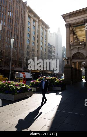 MELBOURNE, AUSTRALIA - LUGLIO 29: Un uomo è visto camminare nel CBD indossare un facemask durante il COVID 19 il 29 Luglio 2020 a Melbourne, Australia. Come susta Foto Stock