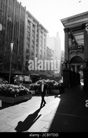 MELBOURNE, AUSTRALIA - LUGLIO 29: Un uomo è visto camminare nel CBD indossare un facemask durante il COVID 19 il 29 Luglio 2020 a Melbourne, Australia. Come susta Foto Stock