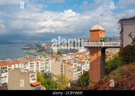 L'ascensore storico nel quartiere Konak di Izmir, Turchia Foto Stock