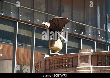 Aquila americana scolpita a Grand Central all'angolo tra Vanderbilt Avenue e East 42nd Street, primo piano, iconico dettaglio architettonico, New York, NY Foto Stock