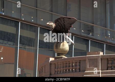 Aquila americana scolpita a Grand Central all'angolo tra Vanderbilt Avenue e East 42nd Street, primo piano, iconico dettaglio architettonico Foto Stock